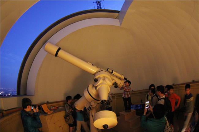 通过望远镜观星