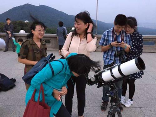 南京市科普教育基地应用协会理事在观看月亮