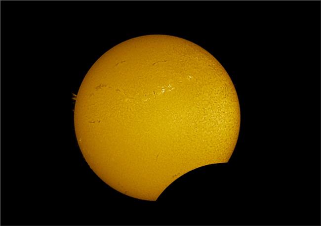 日偏食照片，由小型色球望远镜拍摄