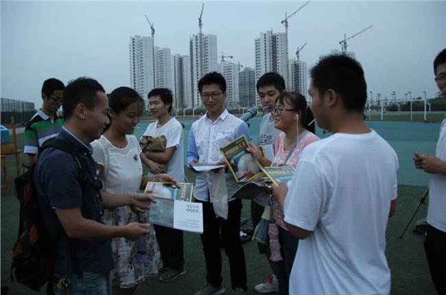 药科大学活动现场，赠送《中国国家天文》杂志和《月亮上的中国名》画册
