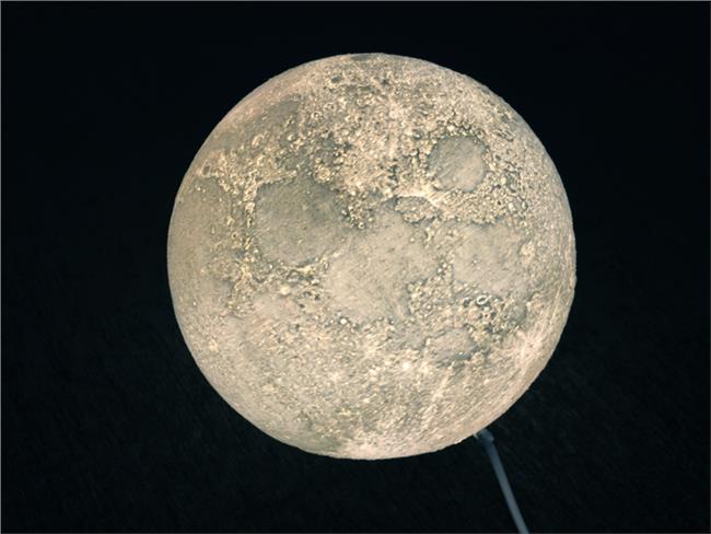 紫金山天文台网络视频直播现场，3D打印的月球灯