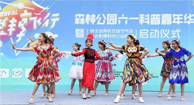 新疆民族儿童夏令营民族舞蹈表演