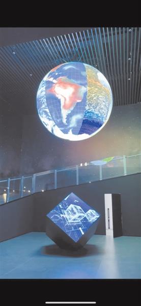 图为地球模拟实验室科普展厅中悬挂的LED球形屏，模拟实验的部分结果会通过球体进行可视化直观展示。 中科院大气物理研究所供图 
