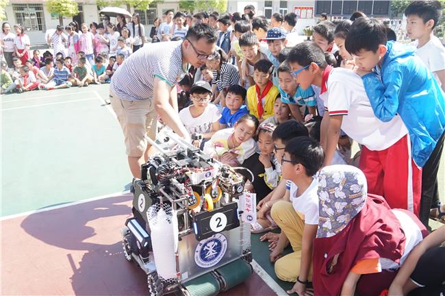 全国Robomasters机器人大赛中国矿业大学战队机器人走进徐州市湖滨中心小学