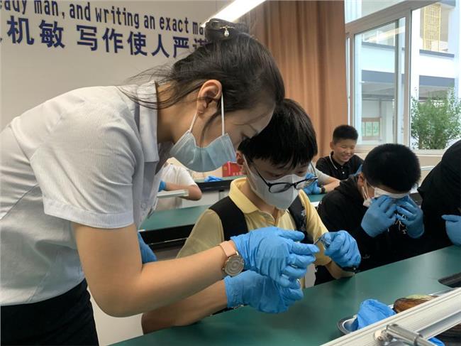 科普讲师刘畅教学生使用解剖工具