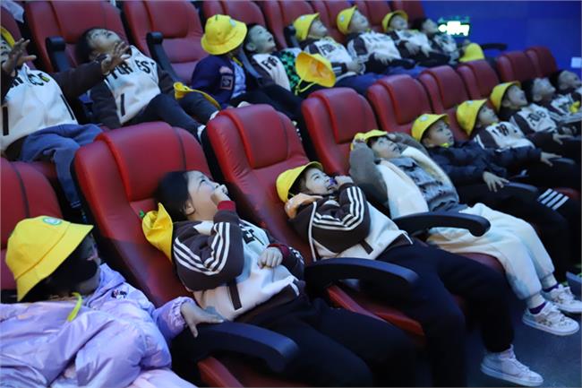 滨江幼儿园团队观看球幕电影