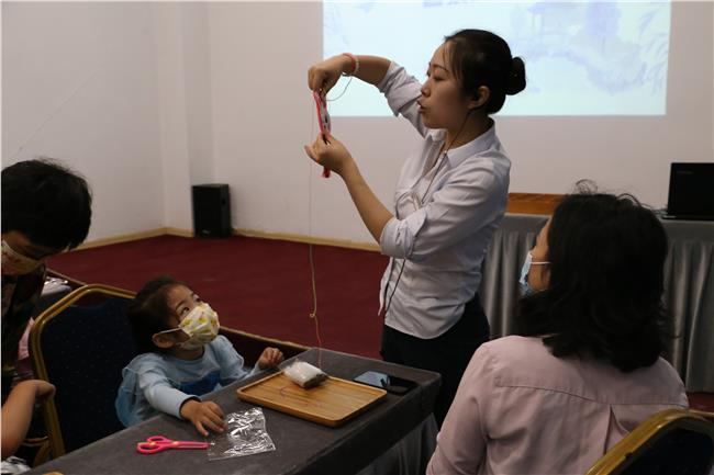 科普讲师演示儿童版香包制作方法