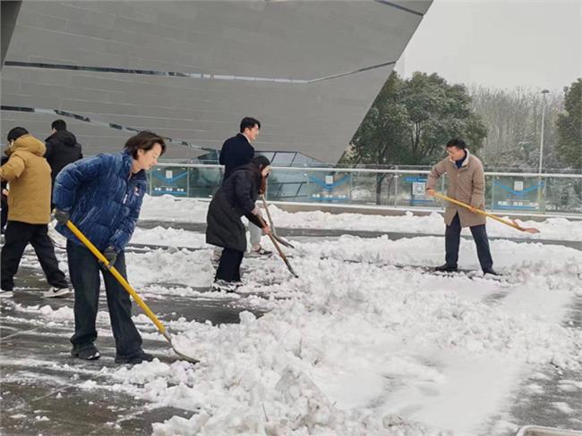 泰州科技馆干部职工清除广场积雪